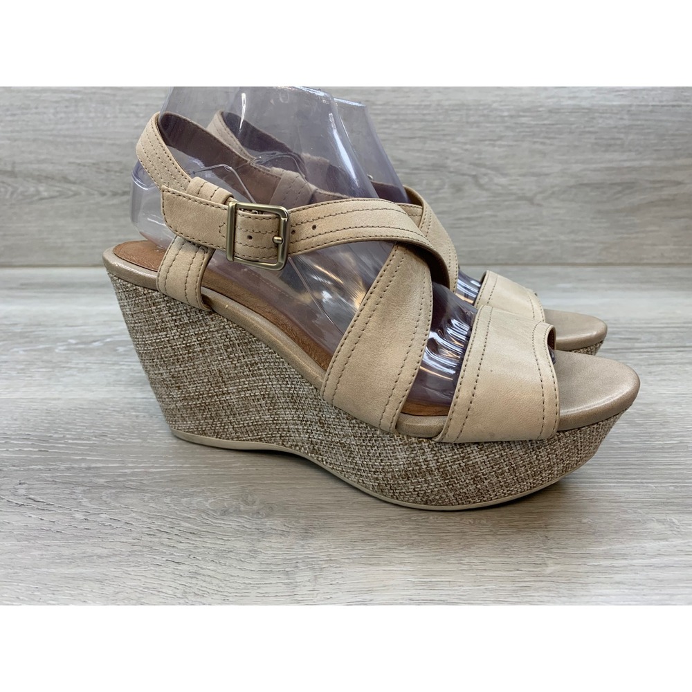 Clarks Artisan Beige Leather Wedge Sandals Platform Buckle 8 Comfort Shoes